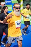 Neu Delhi, Indien - - Oktober 15 2023 - - Vedanta Delhi Hälfte Marathon- Rennen nach covid im welche Marathon- Teilnehmer Über zu Kreuz das Fertig Linie, Delhi Hälfte Marathon- 2023 foto