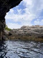 Felsen im Meer foto