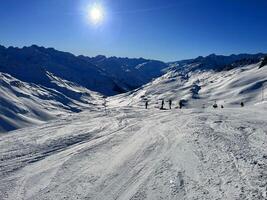 ein Gruppe von Menschen auf Ski auf ein schneebedeckt Berg foto