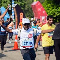 Neu Delhi, Indien - - Oktober 15 2023 - - Vedanta Delhi Hälfte Marathon- Rennen nach covid im welche Marathon- Teilnehmer Über zu Kreuz das Fertig Linie, Delhi Hälfte Marathon- 2023 foto