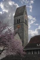 ein groß Gebäude mit ein Uhr Turm foto