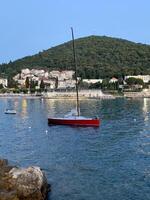 ein Boot im das Wasser foto