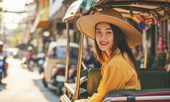 ai generiert ein glücklich jung asiatisch Tourist genießt ein Ausflug um ein asiatisch Stadt im ein öffnen Bus, ein Tuk Tuk. Bokeh im das Hintergrund. ai generiert. foto