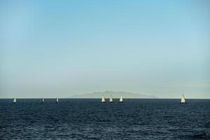 klein Segelboote Segeln auf das Ozean foto