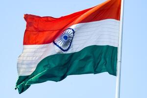 Indien-Flagge, die hoch am Connaught-Platz mit Stolz auf den blauen Himmel fliegt, Indien-Flagge flattert, indische Flagge am Unabhängigkeitstag und Tag der Republik Indien, Schuss nach oben geneigt, indische Flagge schwenkend, Har Ghar Tiranga foto