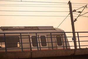 Neu Delhi Indien - - Oktober 09 2023 - - Delhi Metro Zug ankommen beim jhandewalan Metro Bahnhof im Neu Delhi, Indien, Asien, Öffentlichkeit Metro Abflug von jhandewalan Bahnhof foto