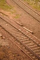 Aussicht von Zug Eisenbahn Spuren von das Mitte während tagsüber beim kathgodam Eisenbahn Bahnhof im Indien, Zug Eisenbahn Spur Sicht, indisch Eisenbahn Kreuzung, schwer Industrie foto