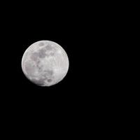 Vollmond am dunklen Himmel während der Nachtzeit, großer Supermond am Himmel foto