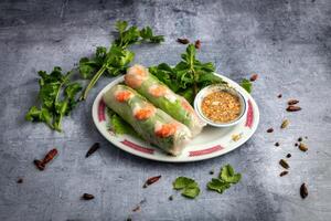 Frühling asiatisch Rollen auf ein Teller foto