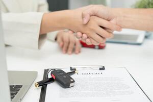 mieten, Vermietung Auto, verkaufen, besorgen. Händler Shake Hand Kunde zum Neu Wagen. Verkauf, Darlehen Anerkennung finanziell, Miete Fahrzeug, Versicherung, mieten, Verkäufer, Händler, Rate, Auto Pflege Geschäft foto