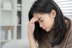 Depressionen und psychische Erkrankungen. asiatische frau enttäuscht, traurig, nachdem sie schlechte nachrichten erhalten hat. gestresstes mädchen verwirrt mit unglücklichen problemen, streit mit freund, weinen und sorge über unerwartete schwangerschaft. foto