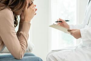 Frau mit psychischen Problemen berät. Der Psychiater zeichnet den Zustand des Patienten für die Behandlung auf. Ermutigung, Liebes- und Familienproblem, bipolar, Depressionspatient, Selbstmord schützen foto