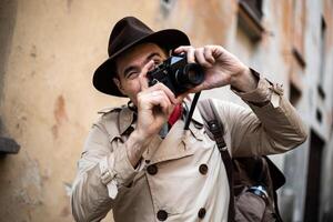 Detektiv nehmen Bilder im ein Stadt Slum mit seine Jahrgang Kamera foto