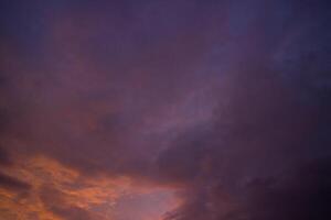 schön Ansichten von das Sonnenuntergang Himmel und Sonnenaufgang Himmel mit bunt Wolken foto