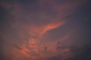 schön Ansichten von das Sonnenuntergang Himmel und Sonnenaufgang Himmel mit bunt Wolken foto