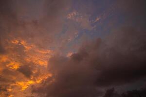 schön Ansichten von das Sonnenuntergang Himmel und Sonnenaufgang Himmel mit bunt Wolken foto