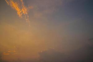 schön Ansichten von das Sonnenuntergang Himmel und Sonnenaufgang Himmel mit bunt Wolken foto