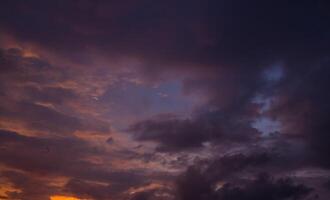 schön Ansichten von das Sonnenuntergang Himmel und Sonnenaufgang Himmel mit bunt Wolken foto