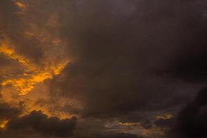 schön Ansichten von das Sonnenuntergang Himmel und Sonnenaufgang Himmel mit bunt Wolken foto