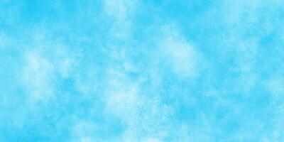 abstrakt schön Sanft wolkig Himmel Blau Aquarell Hintergrund mit winzig Wolken, gemalt gesprenkelt Blau Hintergrund mit Jahrgang Blau Papier Textur, Weiß Wolke und Blau Himmel Wolken, Türkis Textur. foto