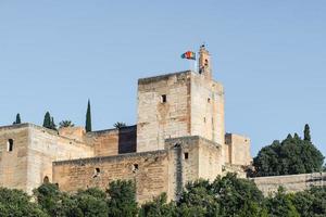 Blick auf den Alhambra-Palast vom Aussichtspunkt Carvajales. blauer Himmel für Kopienraum oder Collage foto