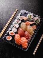 Sushi to go-Konzept. Take-away-Box mit Sushi foto