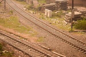 Aussicht von Zug Eisenbahn Spuren von das Mitte während tagsüber beim kathgodam Eisenbahn Bahnhof im Indien, Zug Eisenbahn Spur Sicht, indisch Eisenbahn Kreuzung, schwer Industrie foto