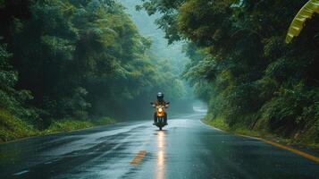 ai generiert ein Motorrad Treiber navigieren durch das Regen auf ein dicht von Bäumen gesäumt Straße, das schimmernd Regentropfen und üppig Laub Erstellen ein fesselnd Ambiente von der Natur Umarmung foto