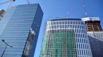 Hochhaus Gebäude unter Konstruktion. modern Büro Gebäude. foto