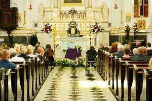 hölzern Schatulle beim ein Beerdigung - - Beerdigung Zeremonie im Kirche foto