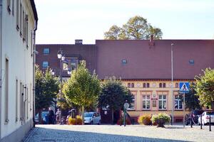 alt Stadt Gebäude im ein klein Stadt. foto