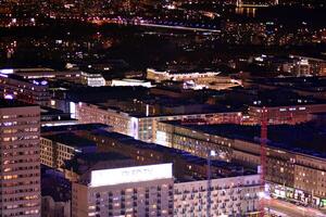 Aussicht von beim Nacht Glas Gebäude und modern Geschäft Wolkenkratzer. Aussicht von modern Wolkenkratzer und Geschäft Gebäude im Innenstadt. groß Stadt beim Nacht. foto