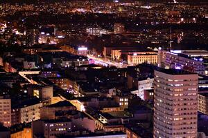 Aussicht von beim Nacht Glas Gebäude und modern Geschäft Wolkenkratzer. Aussicht von modern Wolkenkratzer und Geschäft Gebäude im Innenstadt. groß Stadt beim Nacht. foto