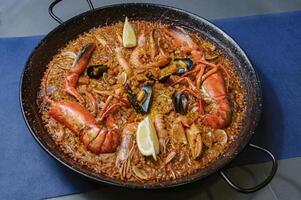 Paella Meeresfrüchte und Hummer Spanisch traditionell Essen foto