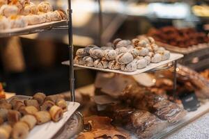 Gebäck im ein Bäckerei Fenster im ein warm Angebot foto