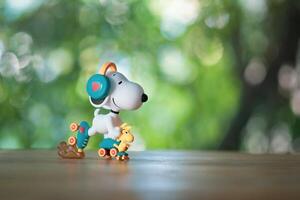 Bangkok, Thailand - - Februar 12, 2024 ein Spielzeug von Snoopy, Walze skaten, süß Spielzeug von Pop Mart das Beste freunde Serie zahlen foto