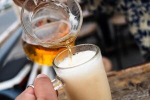 frisch Bier ist gegossen in ein Glas foto