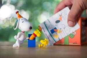 Bangkok, Thailand - - Februar 5, 2024 ein Spielzeug von Snoopy, Jack im das Box von Pop Mart das Beste freunde Serie zahlen foto