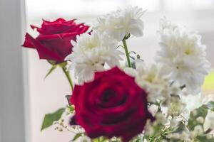 schließen oben Schuss von das Valentinsgrüße Strauß mit Schön, bunt Blumen und Post Karte. Feier foto