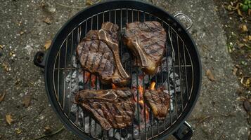 ai generiert Rindfleisch T-Bone Steaks Grillen Über heiß Grill Kohlen, mit Porterhouse Steak oder T-Bone Steak Sorten, ideal zum Restaurant Menüs oder Kochbuch Rezepte foto