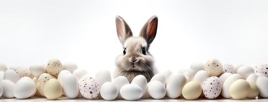 ai generiert ein Super komisch und süß Weiß Ostern Hase umgeben durch Schokolade Eier, perfekt zum ein Ostern Werbung Kampagne gegen ein solide Weiß Hintergrund. foto