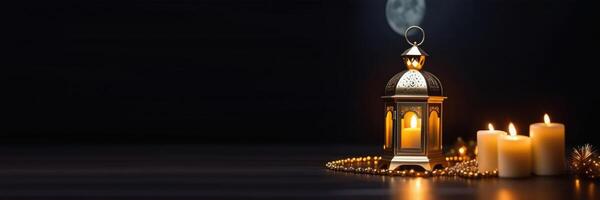 ai generiert eid al-fitr, lag al-Qadr, heilig Monat von Ramadan, arabisch Laterne Fanus, Kerzen, voll Mond, golden Perlen, magisch Atmosphäre, dunkel Hintergrund, horizontal Banner, Platz zum Text foto