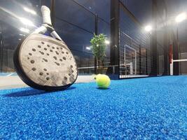 Paddel Tennis Schläger, Ball und Netz auf das Gericht foto