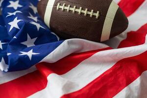 amerikanisch Fußball auf amerikanisch alt Ruhm Flagge. foto