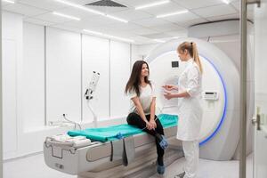 medizinisch ct oder mri Scan mit ein geduldig im das modern Krankenhaus Labor. Innere von Radiographie Abteilung. technisch fortgeschritten Ausrüstung im Weiß Zimmer. magnetisch Resonanz Diagnose Maschine foto