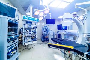 Krankenhaus Innere mit Betriebs Chirurgie Tisch, Lampen und Ultra modern Geräte, Technologie im modern Klinik foto