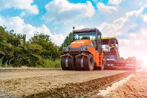 Gruppe von Verdichter und schwer Vibration Walzen beim Asphalt Pflaster funktioniert Straße reparieren und kostruction Konzept. foto