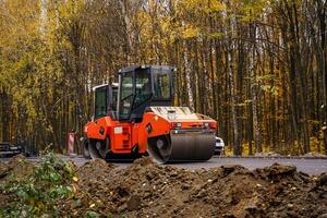 Tandem Vibration Walze Verdichter Arbeiten auf Asphalt Gehweg, selektiv Fokus auf Straße Reparatur. foto