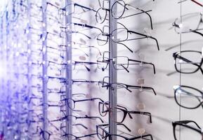 Reihe von Luxus Brille beim ein Optiker speichern. foto