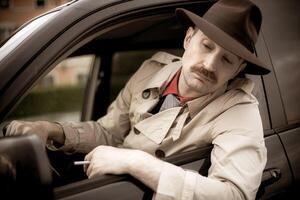 Detektiv Rauchen ein Zigarette im seine Auto während Stalking foto
